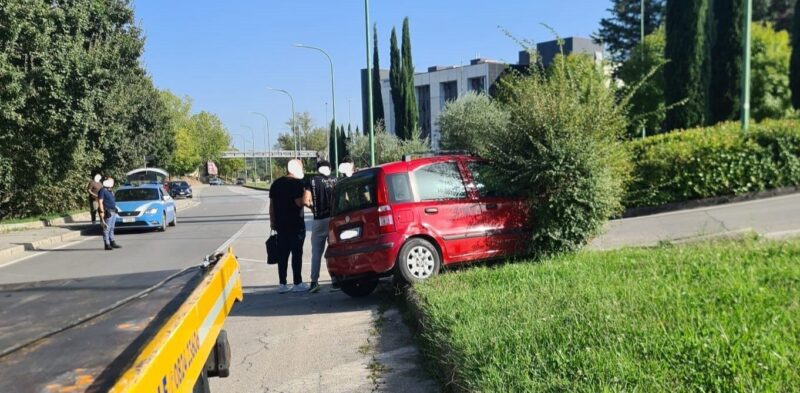 Benevento, paura in via Paolella: perde controllo dell’auto e finisce in un’aiuola (FOTO)