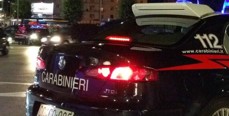 Picchia la compagna in strada ma passano i Carabinieri: giovane finisce in carcere