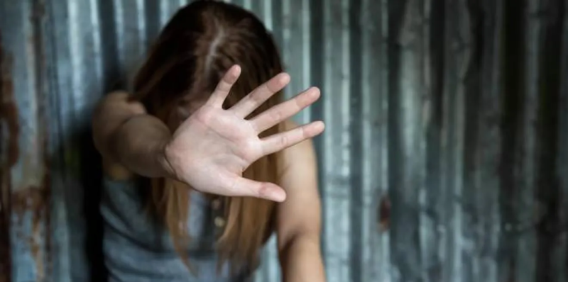 Violenza sessuale su figlia minorenne della compagna, divieto di avvicinamento per 53enne