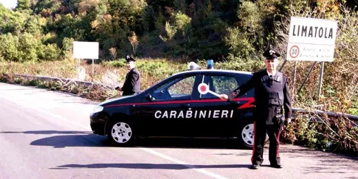 Limatola, ladri in fuga dai Carabinieri finiscono contro un cancello