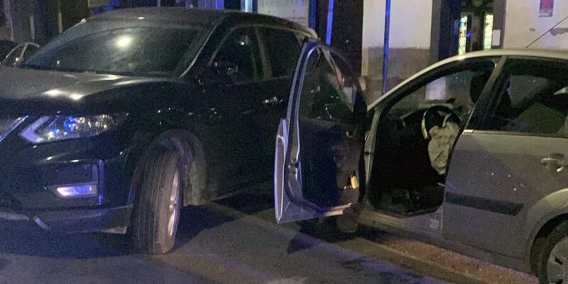 Paura al Rione Ferrovia, auto sbanda e impatta contro vettura in sosta (FOTO)