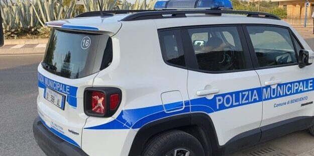 Contrada Cancelleria, macchina sbanda e va fuori strada: conducente in ospedale