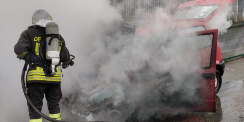 Benevento, auto in fiamme nei pressi del “Vigorito”: paura per una 31enne (FOTO)