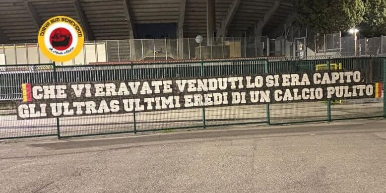 Calcioscommesse, lo striscione della Curva Sud: “Ultras ultimi eredi di un calcio pulito”