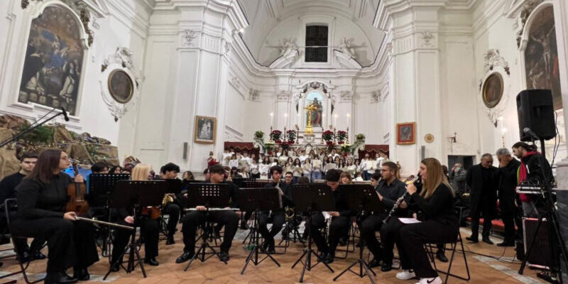 Progetto Scuola Viva: il coro dell’I.C. Vanvitelli e l’orchestra dell’I.I.S. Lombardi incantano nel Concerto di Natale