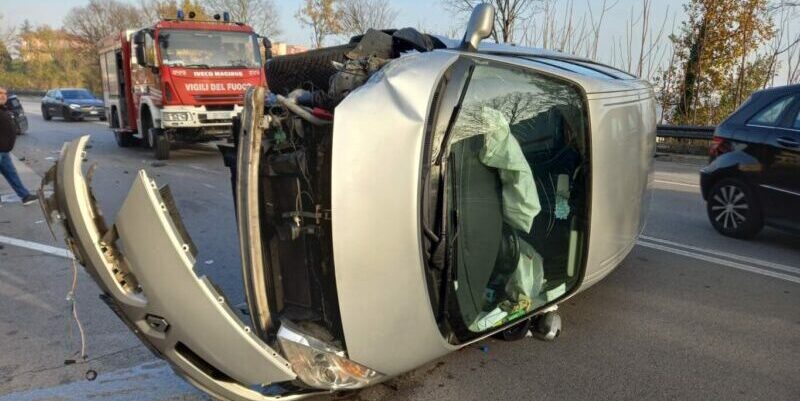 Benevento| Incidente in via Paolella, auto si ribalta (FOTO)