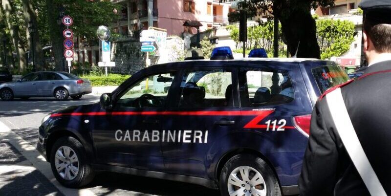 Spacca la vetrata e minaccia il titolare di un esercizio commerciale: denunciato dai Carabinieri