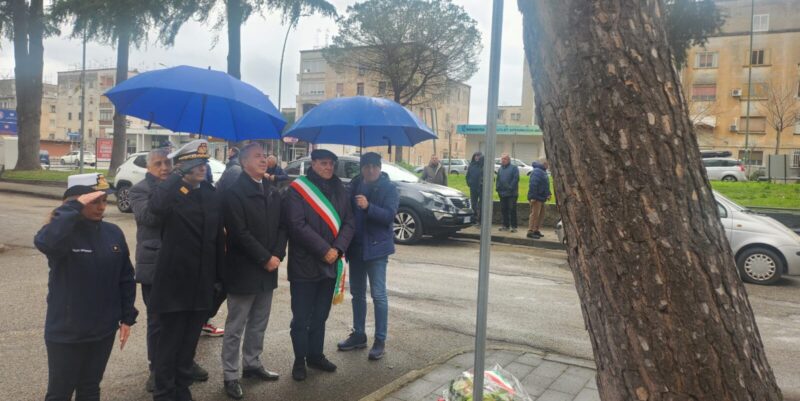 Benevento| Il sindaco Mastella ha deposto un omaggio floreale in piazzale martiri delle Foibe