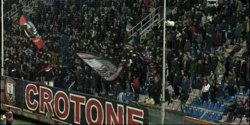 Tentano di aggredire tifosi del Benevento, denunciati cinque supporters del Crotone