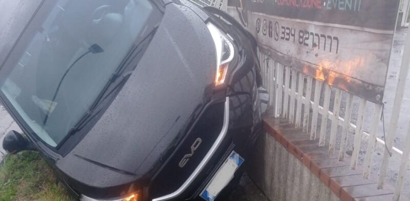 Benevento| Scontro tra due auto, una si ribalta: tre feriti (FOTO)