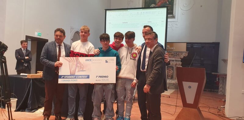 Primo premio al Galilei Vetrone Benevento per la struttura più resistente