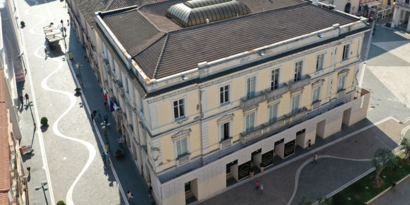 Stop alle guerre, stasera Palazzo Bosco Lucarelli si illuminerà di blu