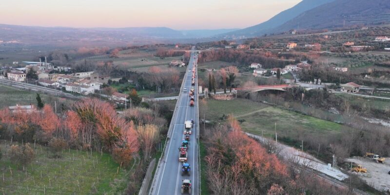 Protesta agricoltori, 200 trattori in marcia nel Sannio: solidarietà da automobilisti