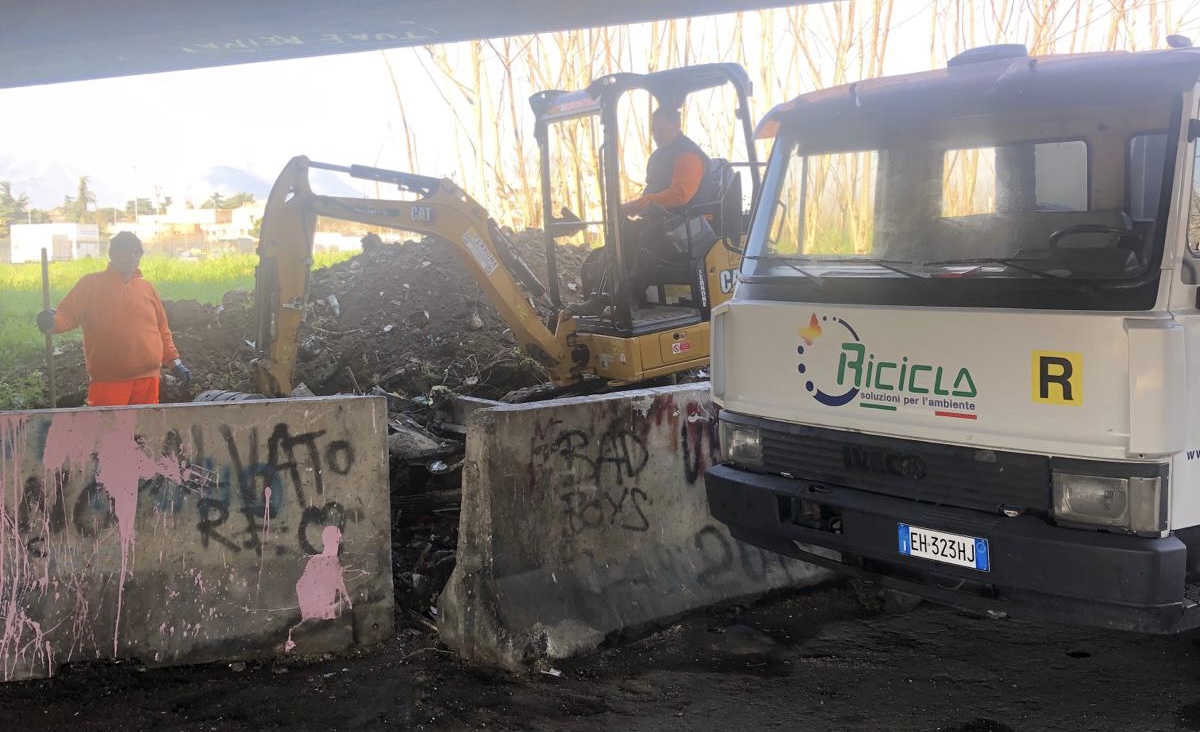 Benevento, rimossi rifiuti abbandonati cavalcavia Santa Colomba