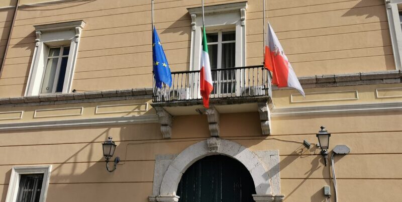 Palazzo Mosti, bandiere a mezz’asta per la Giornata nazionale per le vittime del Covid