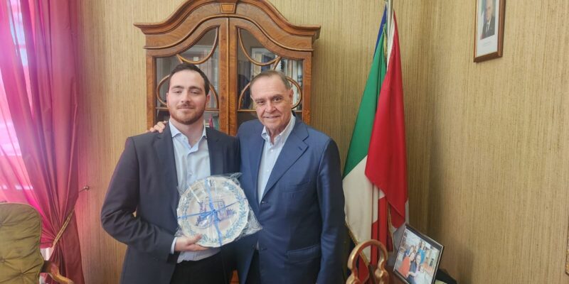 Il sindaco Mastella ha ricevuto un piatto celebrativo dal presidente dell’associazione Res Publica