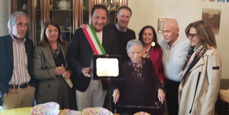 Telese Terme, nonna Agnese festeggia i suoi primi 100 anni