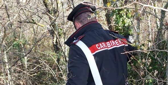 Ripreso dalla telecamera mentre scarica rifiuti in area sottoposta a vincolo paesaggistico: 50enne denunciato