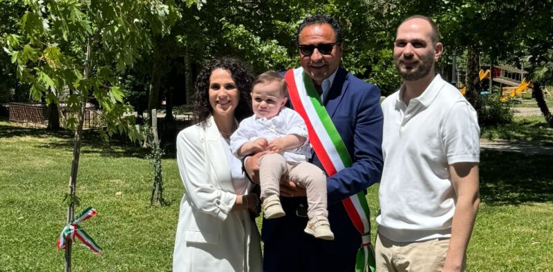 Nasce il piccolo Gerardo, mamma e papà regalano un platano a Telese Terme