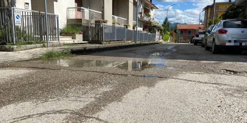 S. Giorgio del S., perdita di acqua in via delle Rondini. La denuncia di alcuni residenti: “E’ una vergogna” (FOTO)