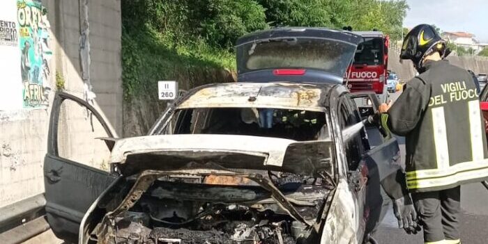 Benevento, auto in fiamme lungo la Tangenziale: paura per il conducente
