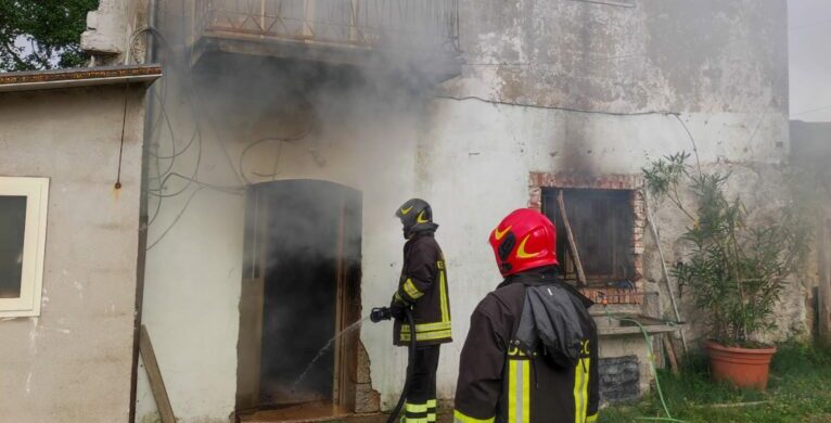 FOTO – Incendio in palazzina, Vigili del Fuoco salvano 80enne