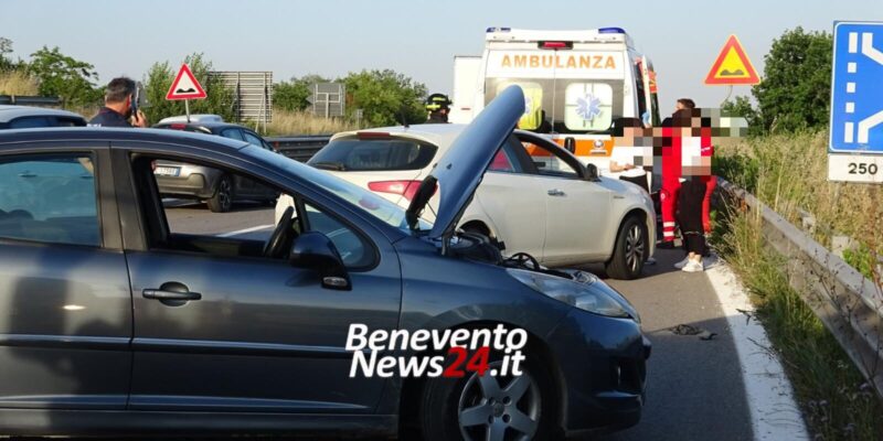 FOTO – Incidente sulla Tangenziale: due auto coinvolte. Ambulanze e Vigili del Fuoco sul posto