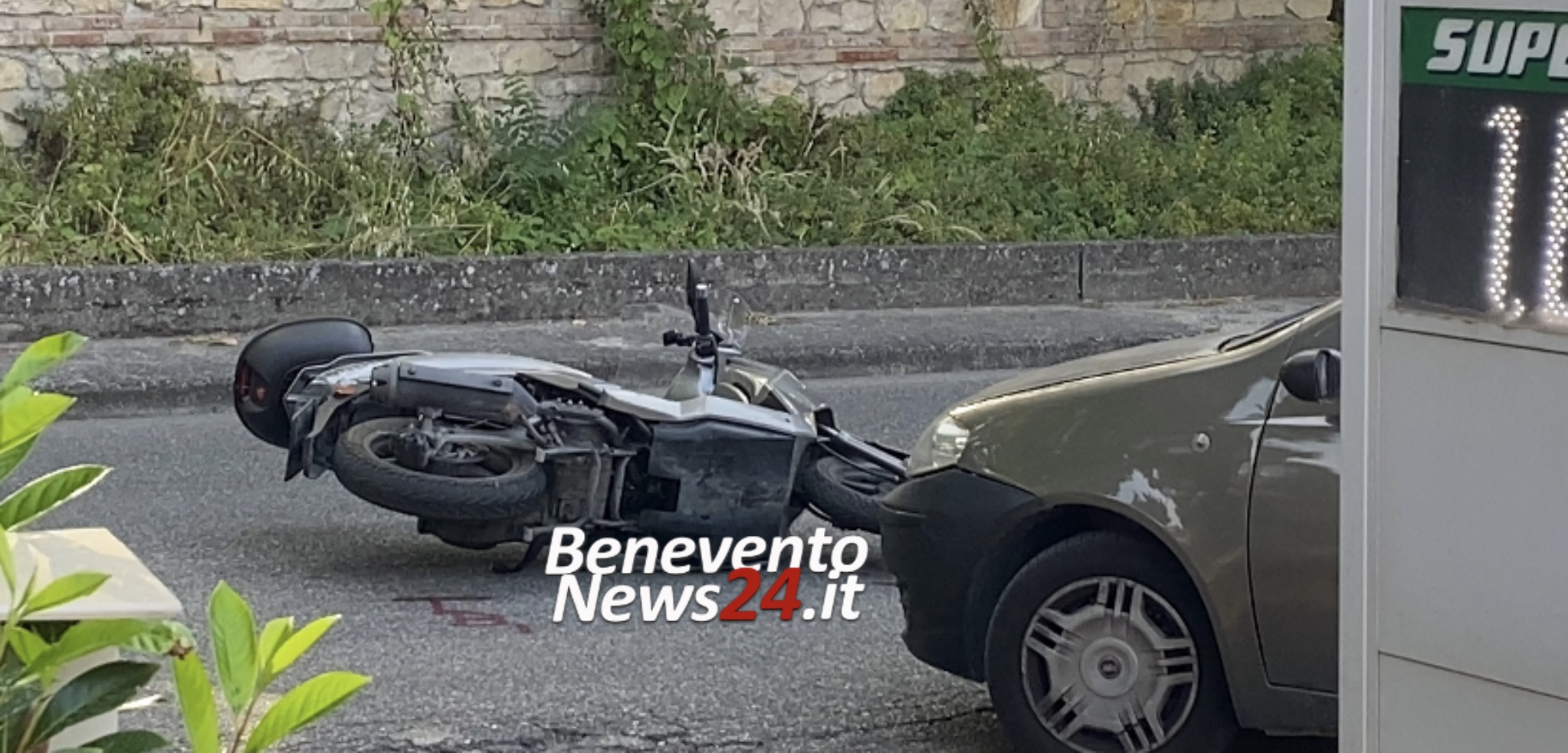 S. Giorgio del Sannio, incidente in via dei Sanniti: auto contro scooter (FOTO)