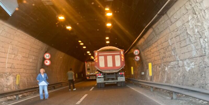 Galleria Avellola, scontro tra un’auto ed un autotreno: traffico in tilt