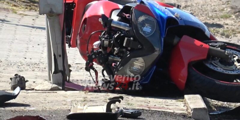 FOTO – Auto contro moto in contrada Iannassi: giovane centauro trasportato d’urgenza in ospedale