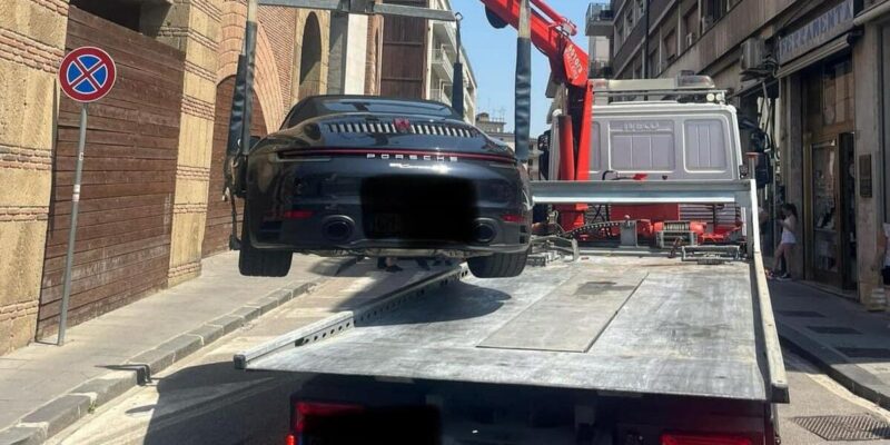 Benevento, Porsche manda in tilt il traffico in zona Duomo (FOTO)