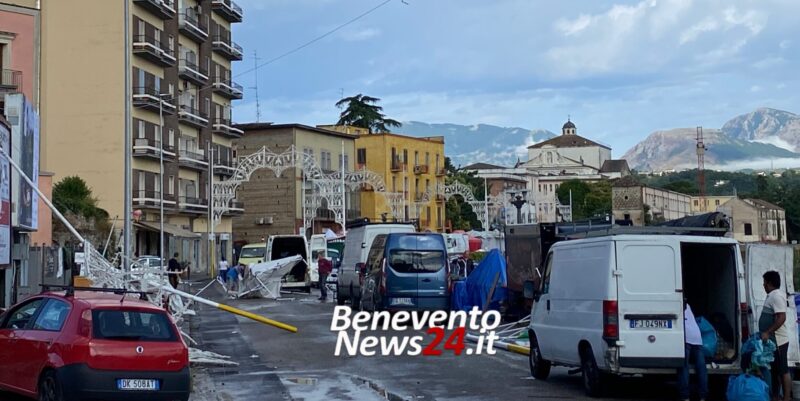 FOTO – Maltempo a Benevento: vento e pioggia abbattono luminarie e bancarelle