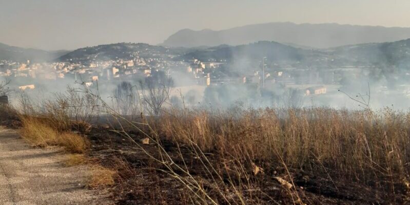 Benevento, vasto incendio alle porte della città (FOTO)