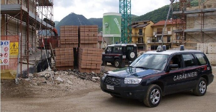 Controlli dei Carabinieri, cantiere sospeso per lavoro nero