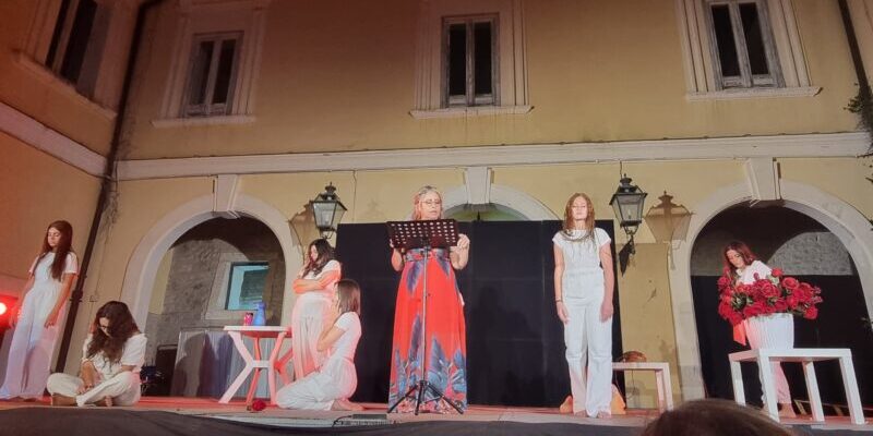 Le donne di “Ses Son Rose” alla Rocca dei Rettori animano il palcoscenico della Città Spettacolo (FOTO)