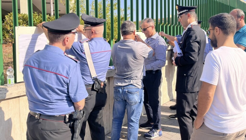 Benevento, imprenditore si incatena davanti al Tribunale