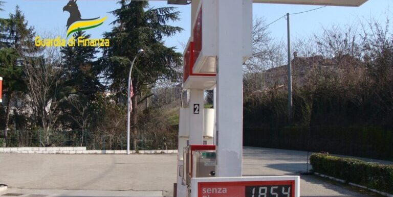 Benevento, fanno rifornimento e subiscono danni all’auto: sequestrato gasolio a impianto di distribuzione