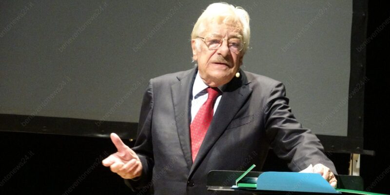 “Io, il cinema e la poesia”: Giancarlo Giannini  fa sognare il pubblico del Teatro Vittorio Emmanuele di Benevento (FOTO)