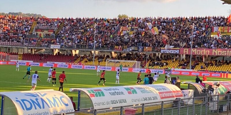 Benevento-Casertana 1-0: il colpo di testa di Viviani decide il derby e conferma la vetta