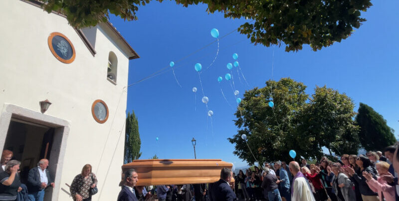 L’ultimo saluto a Vins, anima fragile e ribelle – FOTO