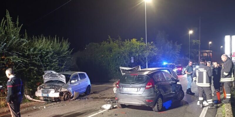 Grave incidente al Casale Maccabei: tre auto coinvolte. Feriti trasportati d’urgenza in ospedale