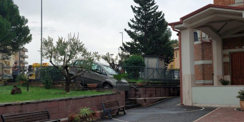 Benevento, auto finisce sulle scale della Chiesa dei Cappuccini (FOTO)