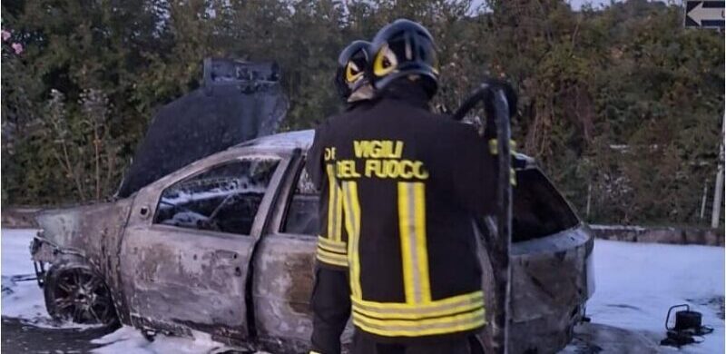 San Giorgio del Sannio, paura al distributore Gpl: auto prende improvvisamente fuoco (FOTO)