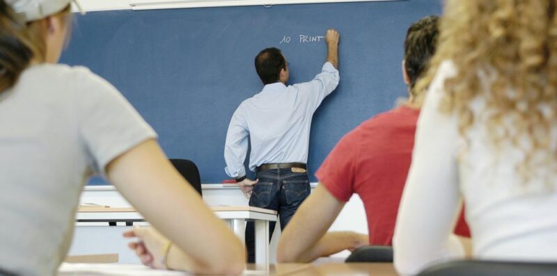 Lite in classe: professore beneventano schiaffeggia e strattona uno studente