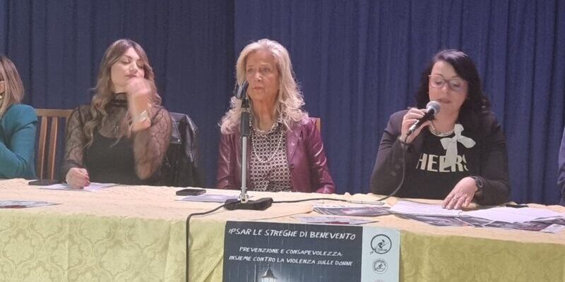 FOTO – L’Ipsar “Le Streghe” presenta il progetto “Insieme contro la violenza sulle donne”