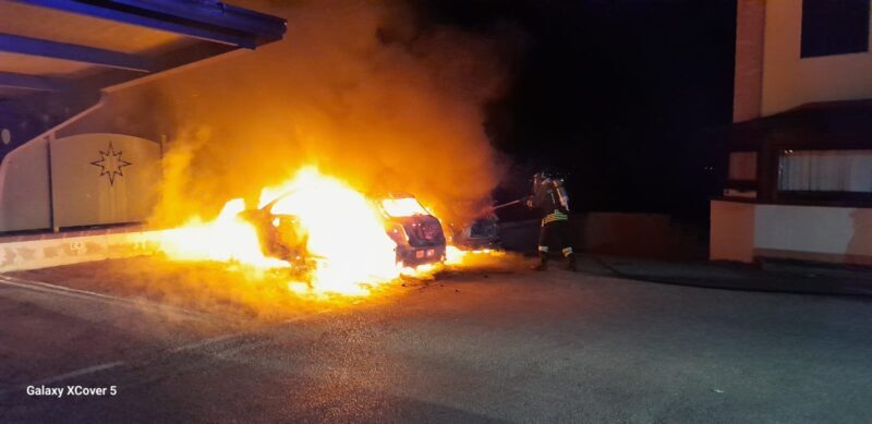 Calvi| Due auto in fiamme nella notte: si indaga (FOTO)