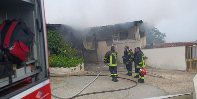 Sant’Agata de’ Goti, in fiamme deposito di 300mq (FOTO)