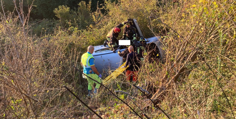 Auto finisce fuori strada, conducente rimane ferito