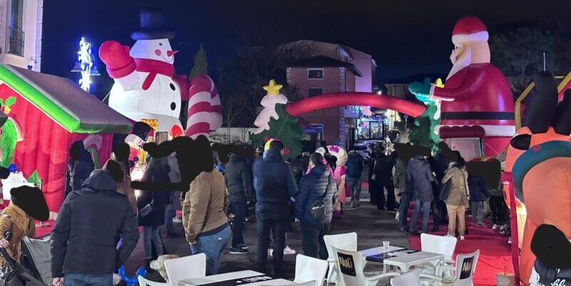 San Leucio del Sannio, bambini felici con “Il Magico Villaggio di Babbo Natale” e l’accensione del maestoso albero natalizio