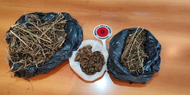 Trovati in possesso di 165 grammi di hashish e 950 grammi di marijuana: arrestati due uomini